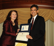 Rigoberto Hernandez being presented the ACS Fellow Award by Nancy Jackson